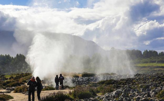 OnísApartamento Rural Lago Ercinaアパートメント エクステリア 写真